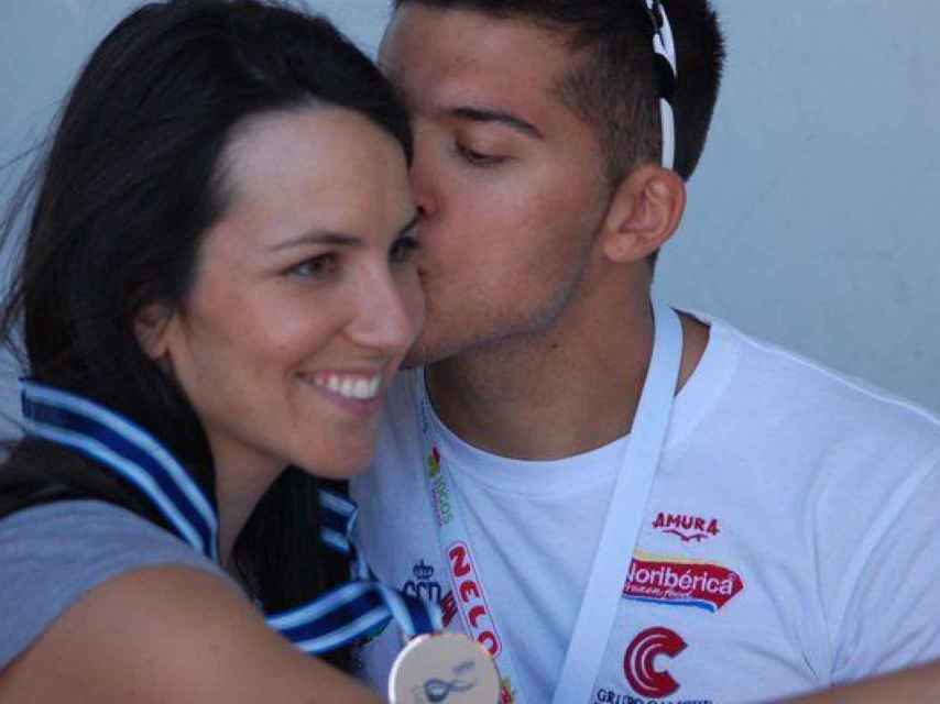 Cristian besando a Irene Junquera, que luce la medalla de oro de su entonces novio.