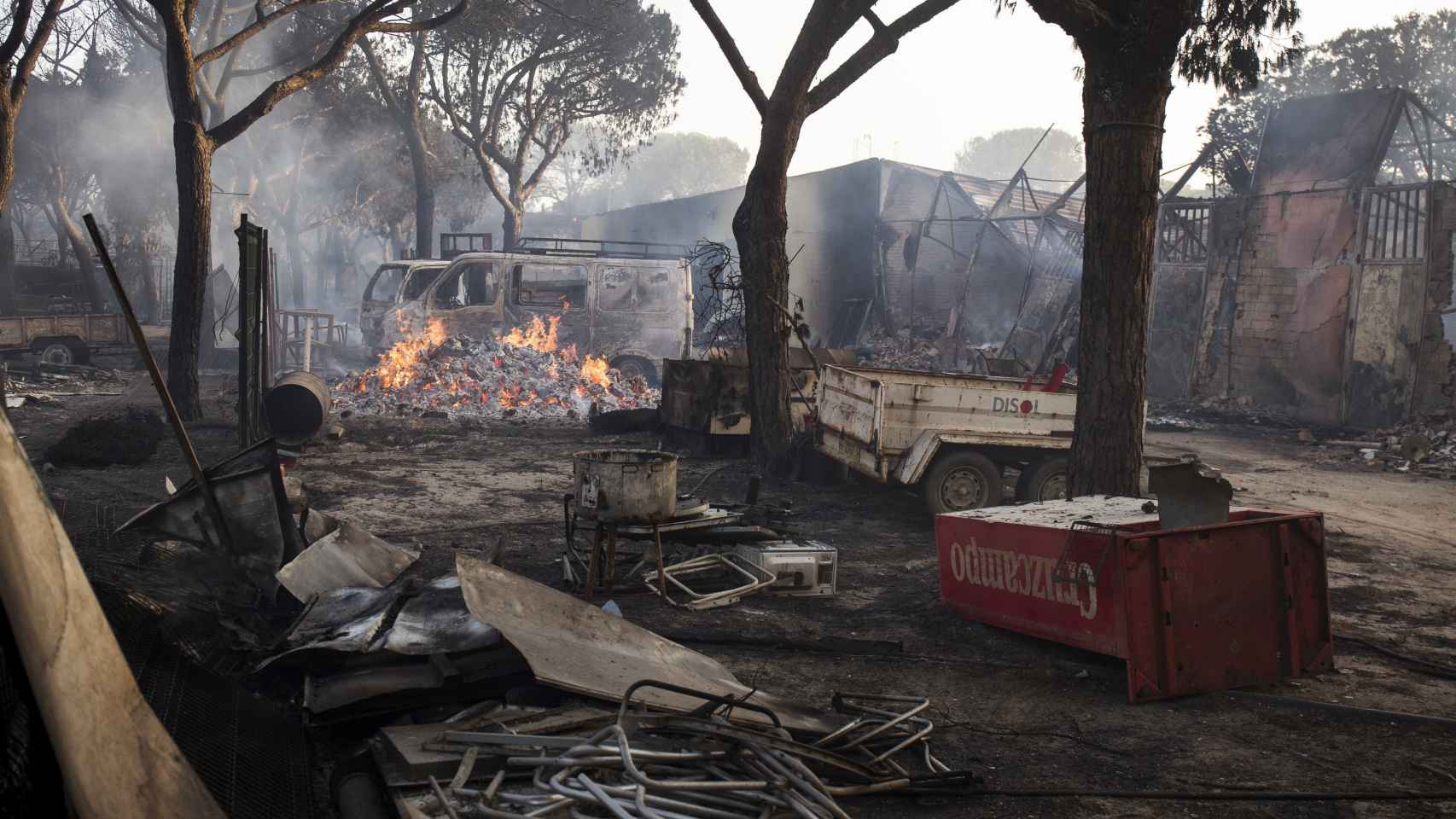 Estado de las instalaciones del camping Doñana tras el incendio originado el sábado en Mazagón.