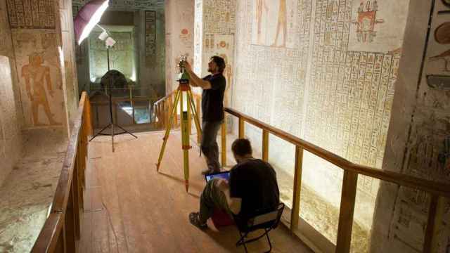 Arqueólogos polacos documentan la información que hay en las paredes.