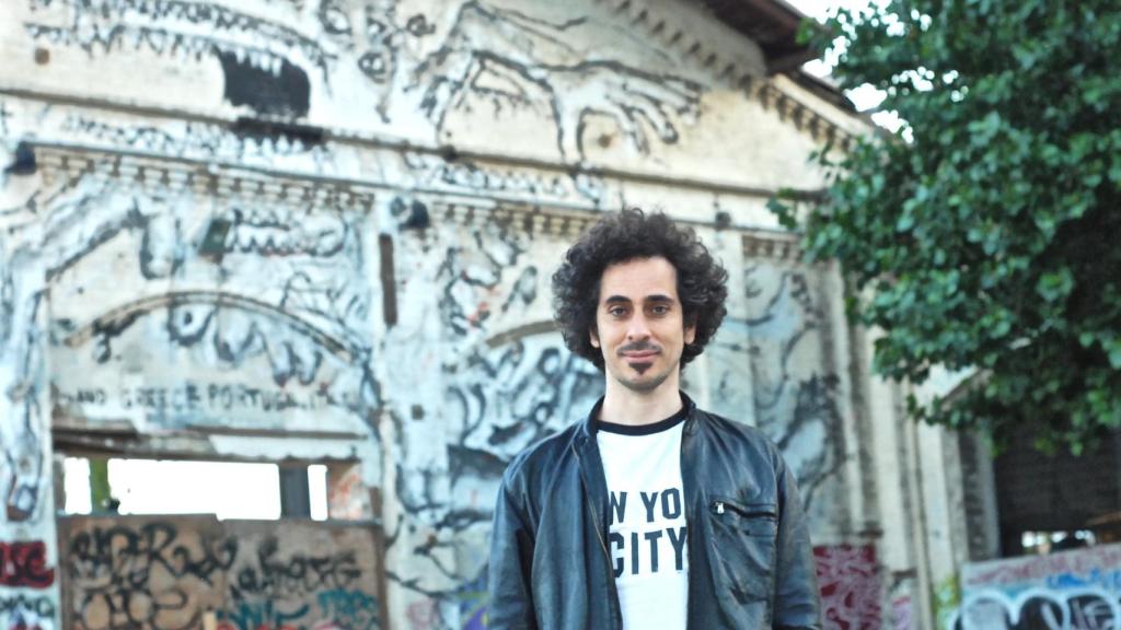El artista barcelonés Rallitox posa para El Español con una de sus obras detrás