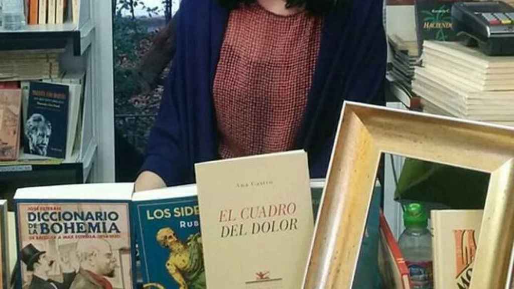 Ana Castro, en la caseta de Renacimiento en la pasada Feria del Libro de Madrid
