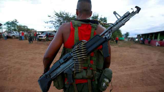 Un miembro de las FARC en Yari Plains, Colombia