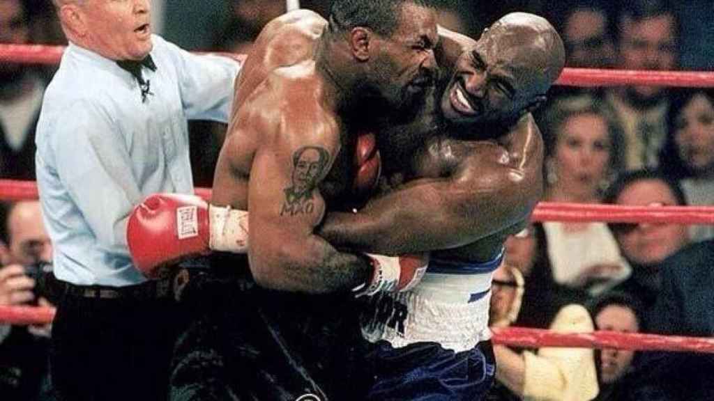 Tyson le muerde la oreja a Evander Holyfield.