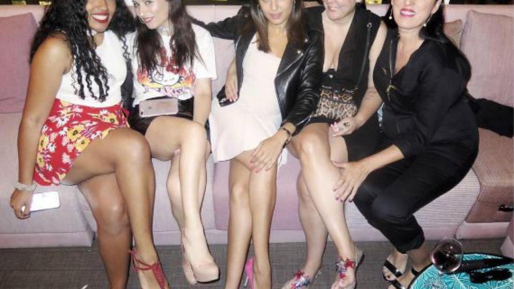 Las incondicionales amigas de Pelayo, disfrutando de la fiesta de su cumpleaños.