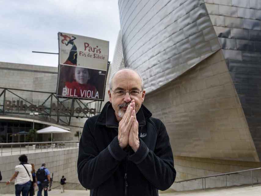 Bill Viola a las puertas del Museo Guggenheim de Bilbao.