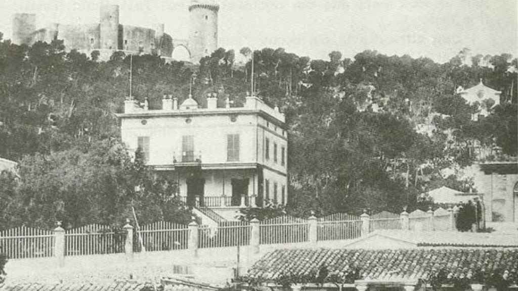 Fotografía histórica de Ca L'Indiano con el castillo de Bellver al fondo.