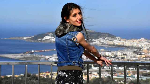 Sonia observa su ciudad, Ceuta, desde el mirador de Isabel II