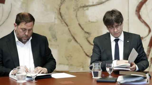 El vicepresidente de la Generalitat, Oriol Junqueras, y el presidente del Govern, Carles Puigdemont, en una reunión semanal del Gobierno catalán.
