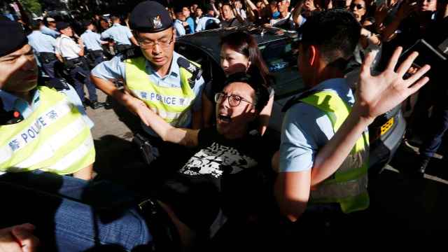 Un manifestante pro democracia es detenido en Hong Kong.