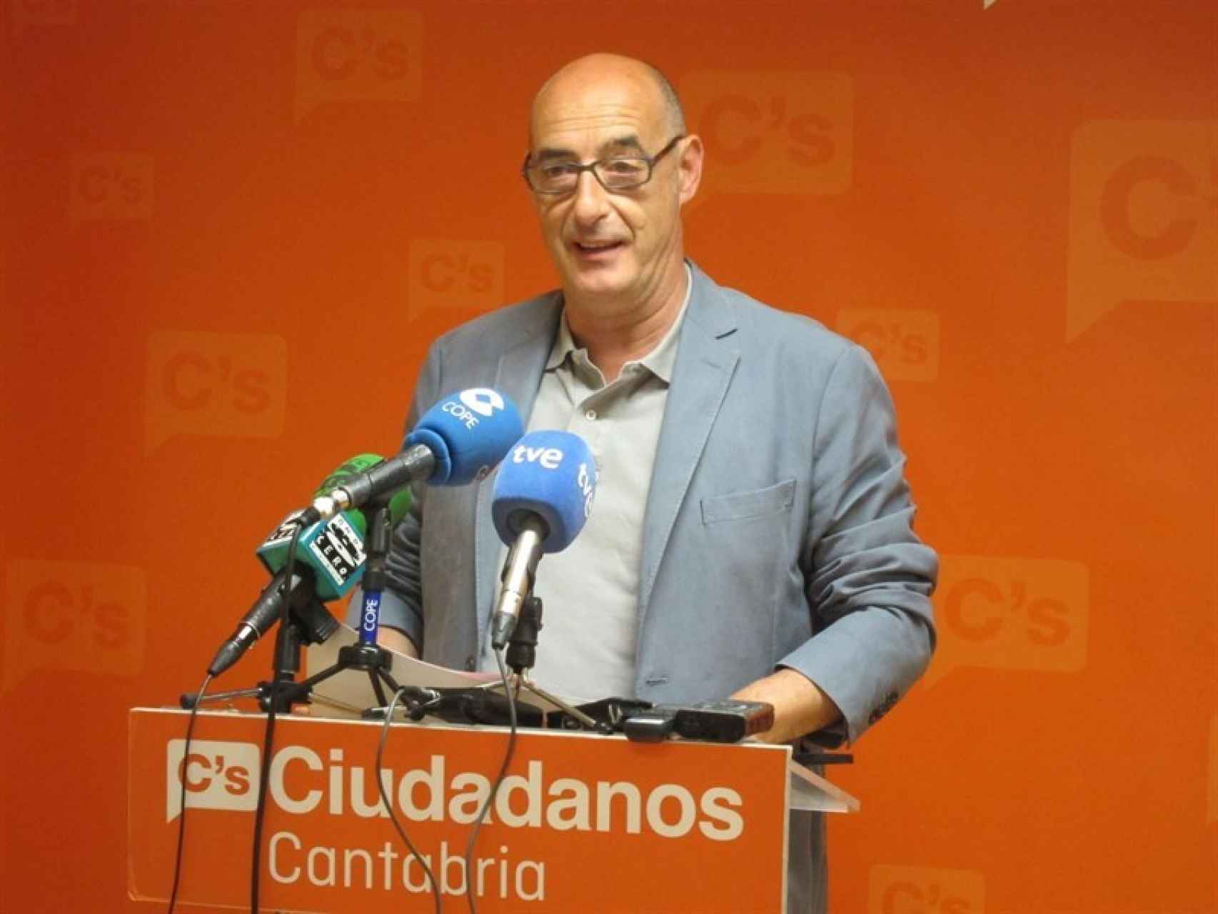 Félix Álvarez durante una rueda de prensa en Ciudadanos Cantabria.