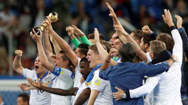 Los jugadores alemanes levantan la Copa Confederaciones.