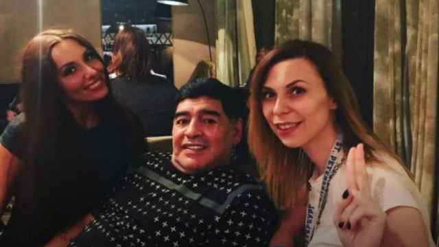 Maradona junto a Ekaterina (a la derecha de la foto).