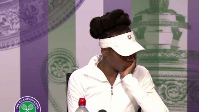Venus Williams llora durante la rueda de prensa.