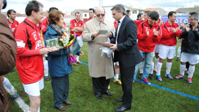 Homenaje a Manuel Trujillo en un encuentro de veteranos en 2013. Foto: veteranosalmagrocf.blogspot.com