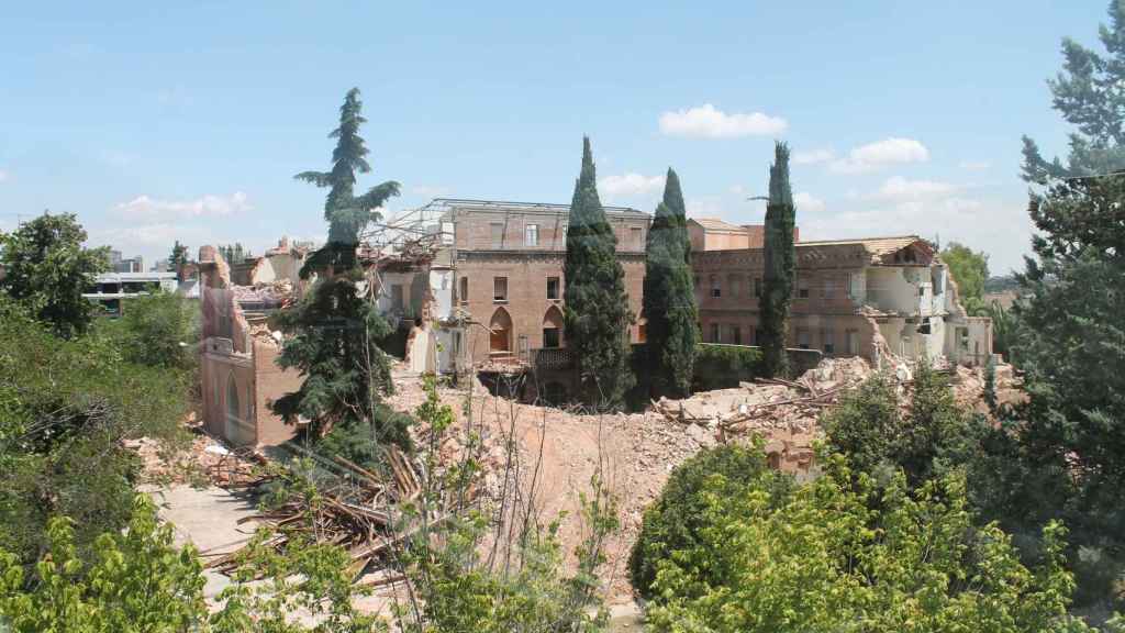 El convento de las Damas Apostólicas, a medio derruir.