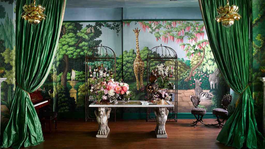 Los papeles pintados a mano De Gournay, con su exuberante vegetación y sus animales salvajes, son auténticas obras de arte. | Foto: De Gournay.