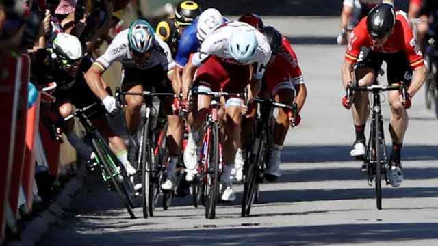 Codazo de Sagan a Cavendish en la cuarta etapa del Tour de Francia.
