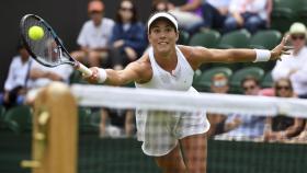 Muguruza, voleando en su partido ante Alexandrova.