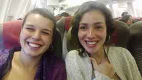 Laura y Andrea en el avión de Las Palmas a El Aaiún la noche del lunes.