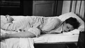 Gerda durmiendo en París, en 1936, antes de irse a fotografiar la guerra civil. Robert Capa.