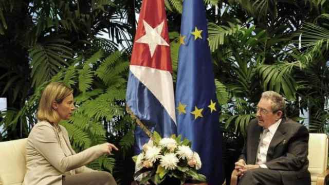 Federica Mogherini y Raúl Castro reunidos en La Habana el año pasado.