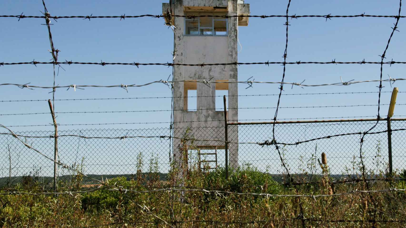 Torre de vigilancia abandonada en la base de Tancos.