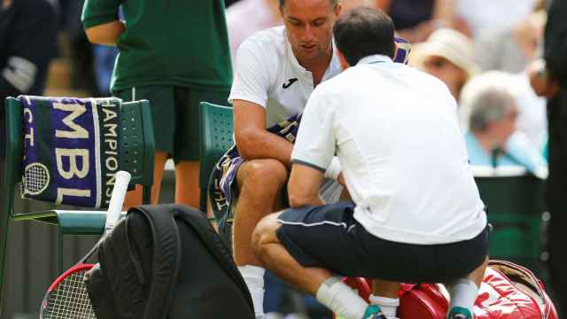 Dolgopolov, antes de retirarse de su partido contra Federer.