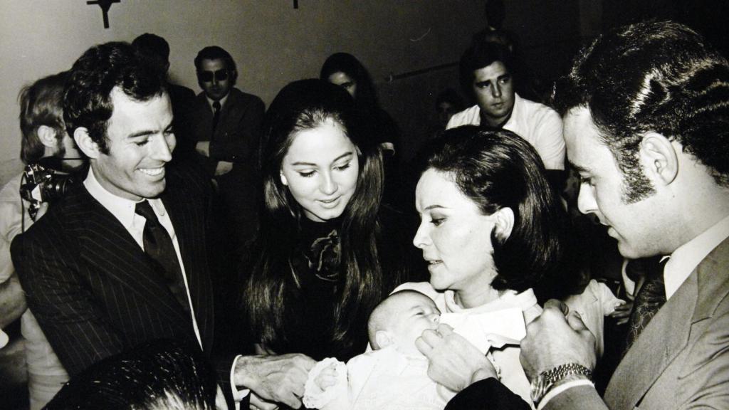 Julio Iglesias e Isabel Preysler el día del bautizo de su hija Chábeli, 1971.