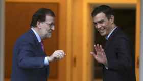 Mariano Rajoy y Pedro Sánchez, en la puerta de la Moncloa, este jueves.