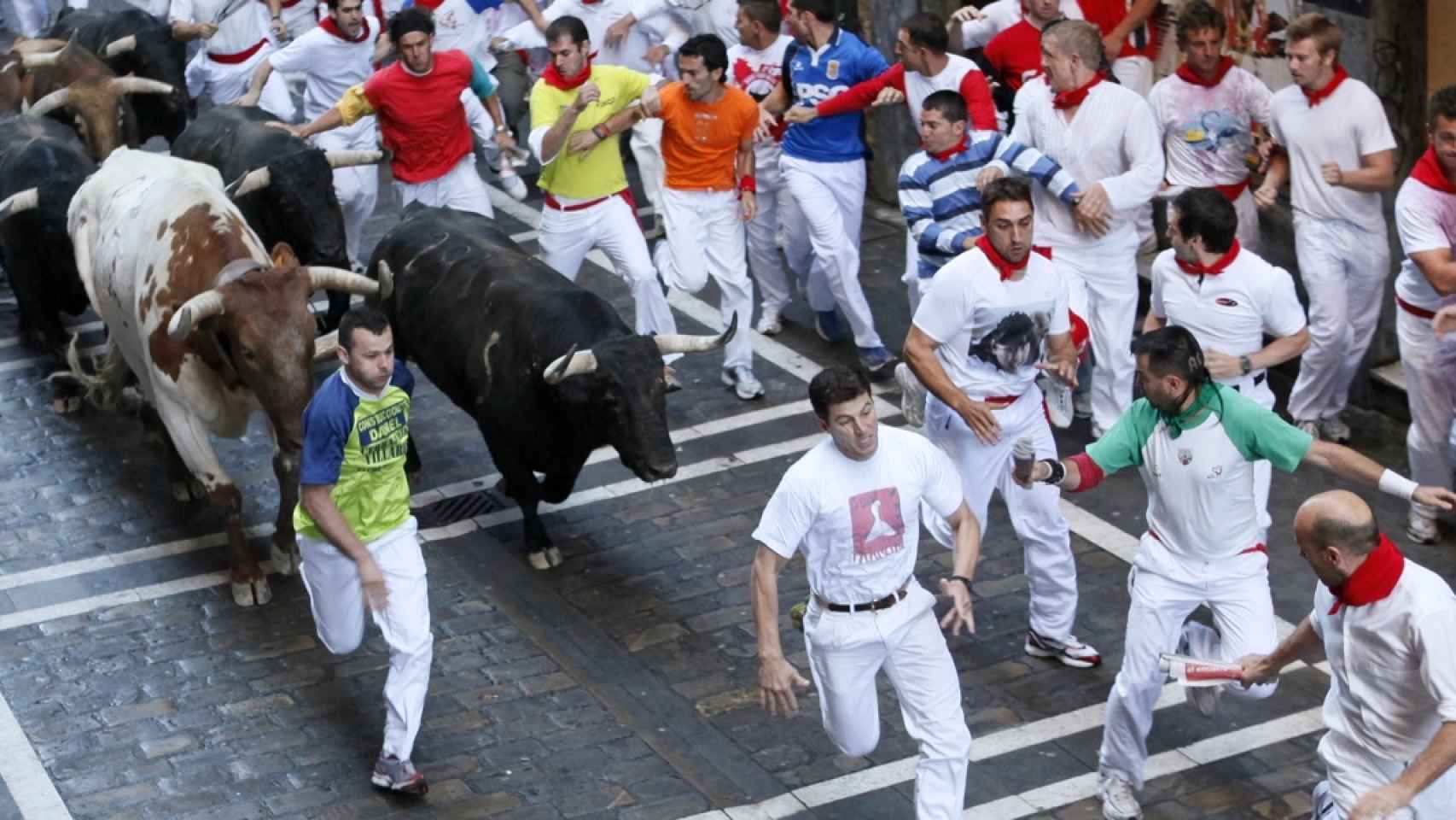 Побег от быка. Игра в Испании бегут от быка.