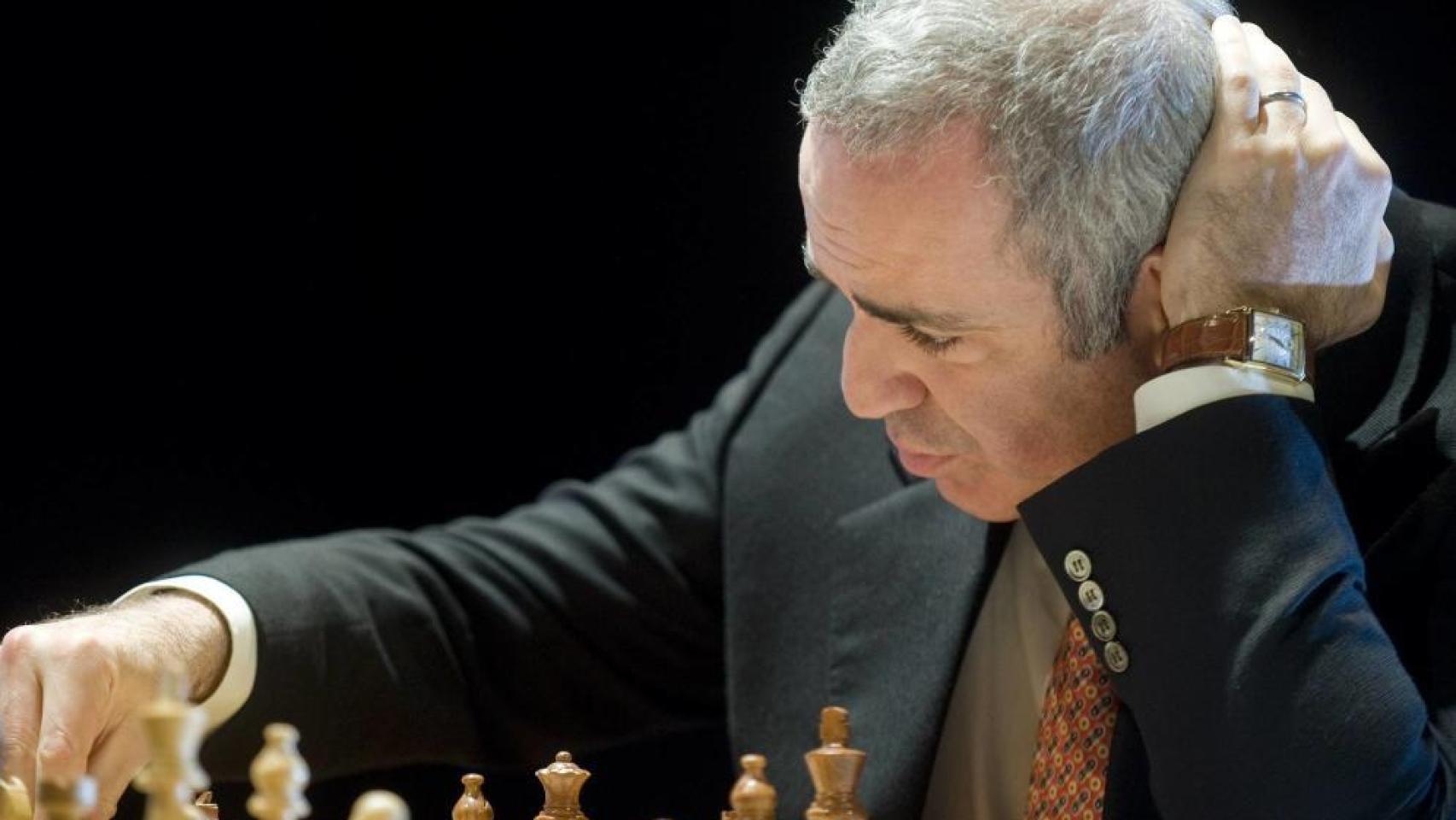 Enxadrista russo Garry Kasparov faz críticas a Putin: 'A cobra que