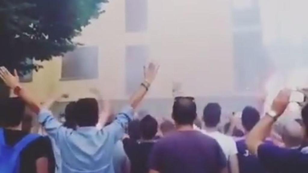 Los hinchas en casa de Borja Valero.