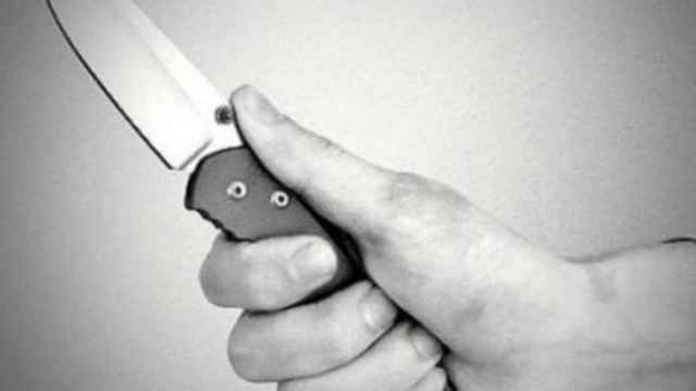 Un hombre empuñando un cuchillo.