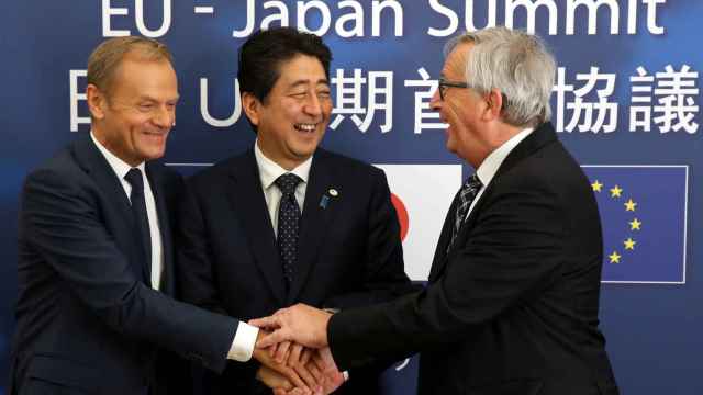 Tusk, Abe y Juncker celebran el acuerdo comercial entre la UE y Japón.