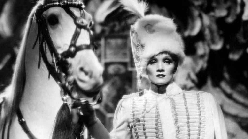 Marlene Dietrich, como Catalina la Grande en Capricho imperial (1934).