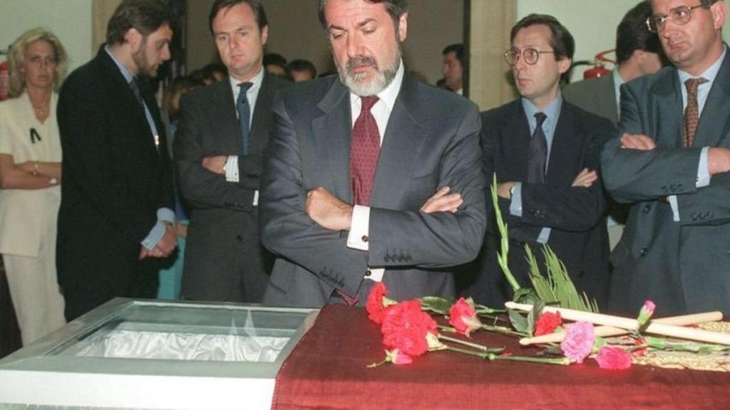 Mayor Oreja ante el ataúd de Miguel Ángel Blanco.