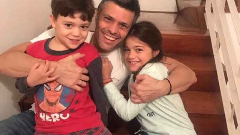 Leopoldo López abraza a sus hijos tras ser excarcelado.