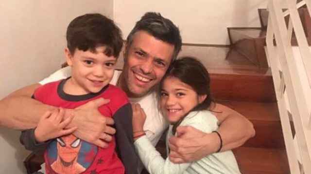 Leopoldo López abraza a sus hijos tras ser excarcelado.