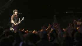 El cantante y guitarrista de la banda estadounidense Green Day, Billie Joe Armstrong, durante su actuación esta noche en el Festival Mad Cool de Madrid.
