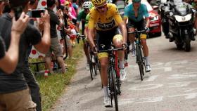 Froome sube con el maillot amarillo.