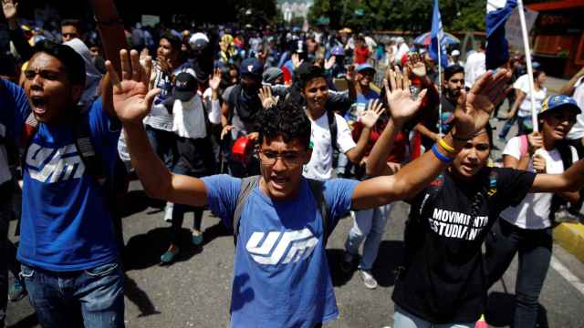 Opositores venezolanos se manifiestan en Caracas.