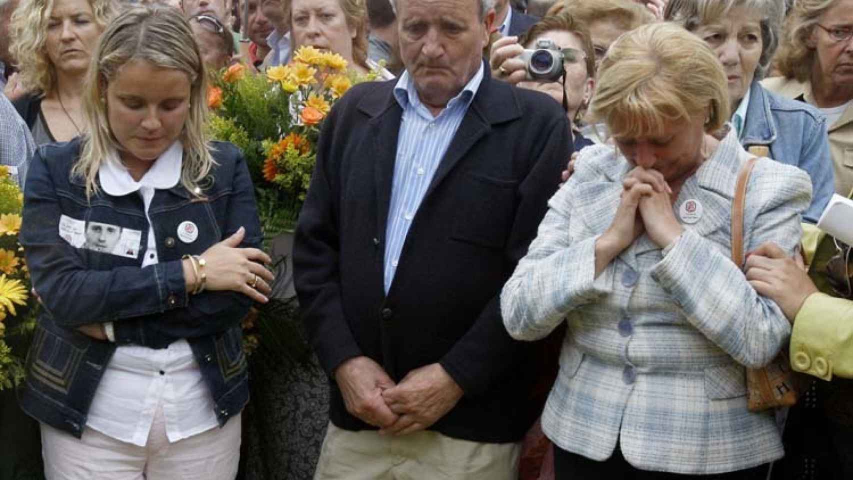Los padres y la hermana de Miguel Ángel Blanco, a la espera de la trágica noticia.