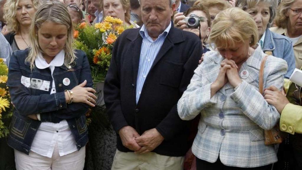 Los padres y la hermana de Miguel Ángel Blanco, a la espera de la trágica noticia.
