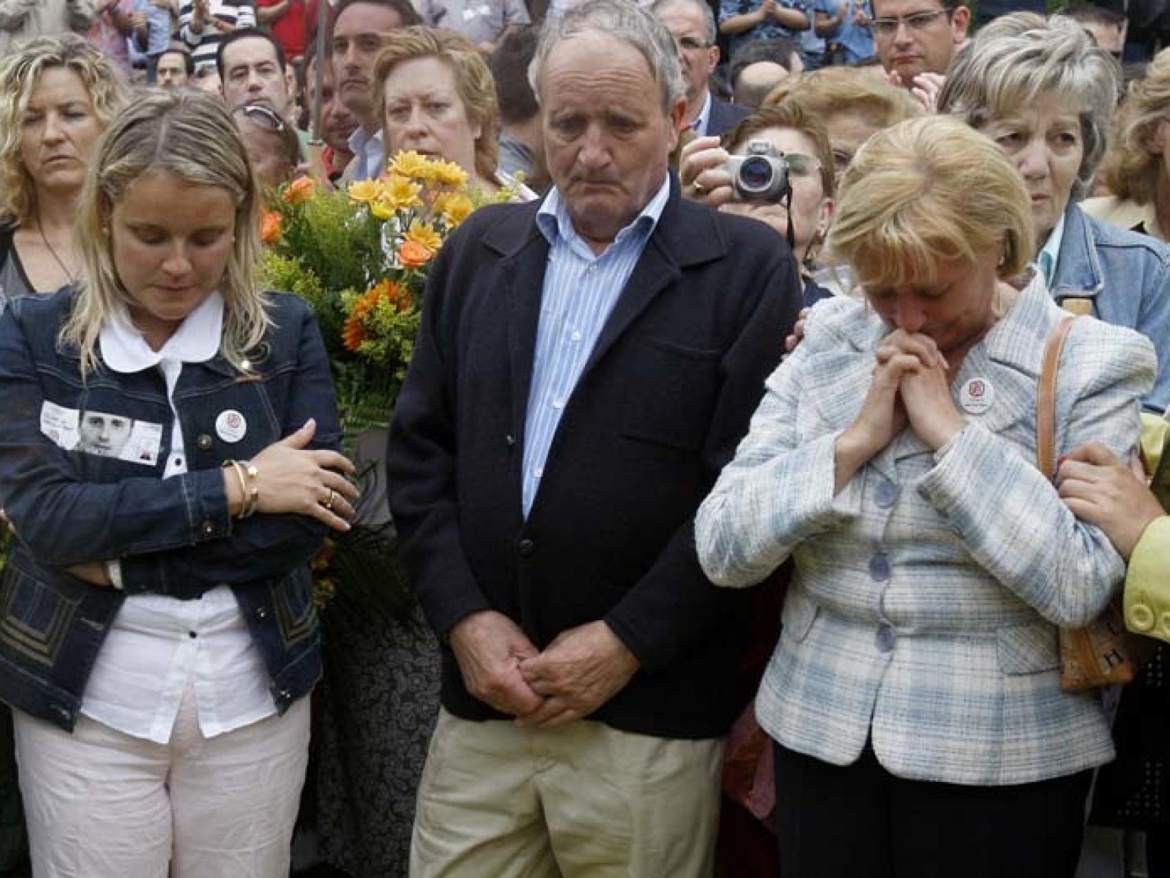 Los padres y la hermana de Miguel Ángel Blanco, a la espera de la trágica noticia.