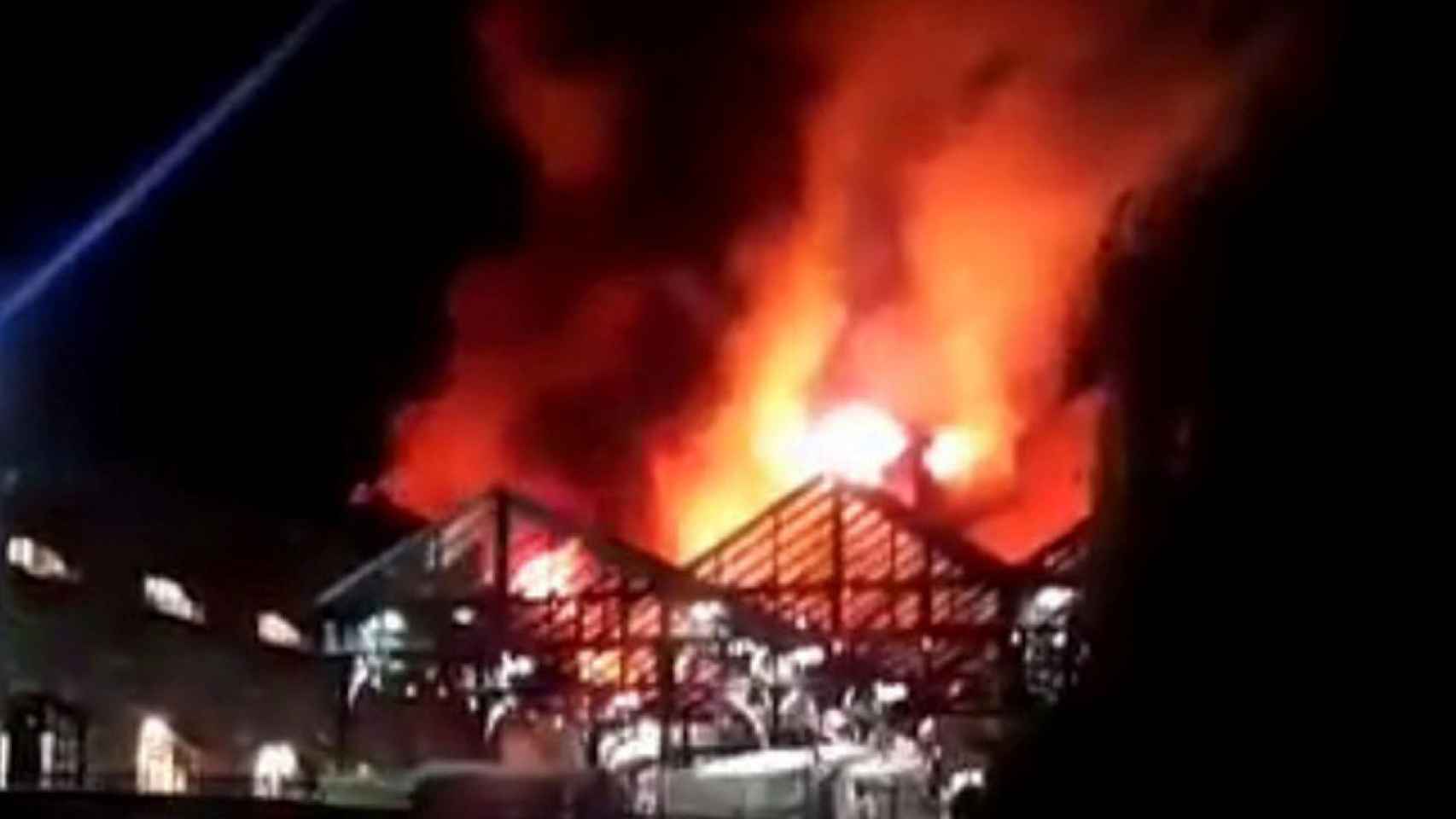 Un incendio arrasó un edificio en el mercado de Lock.