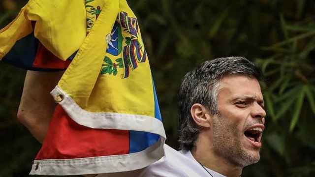 Leopoldo López saluda desde su casa tras ser liberado.