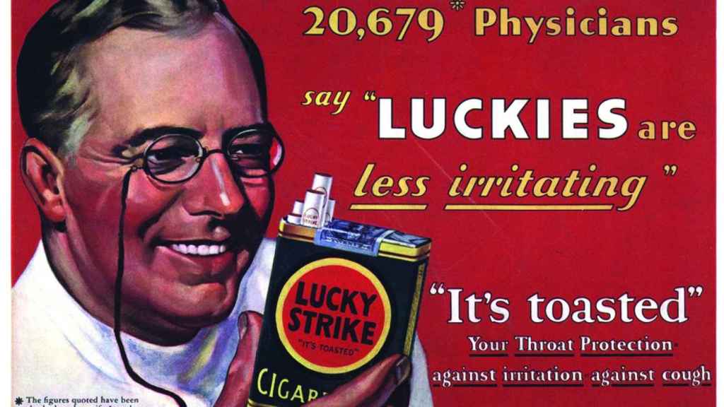 Anuncio clásico de Lucky Strike en el que un médico promovía sus virtudes contra la tos.