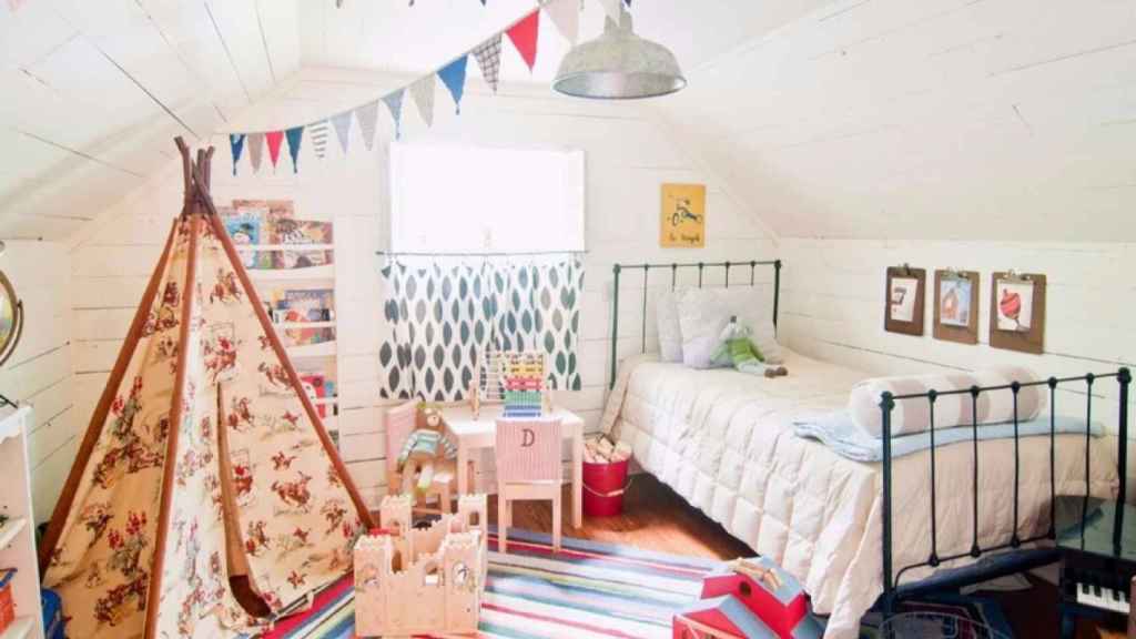 Habitación infantil con el color blanco de base y una decoración que da total libertad a la creatividad. | Foto: Holly Mathis Interiors.