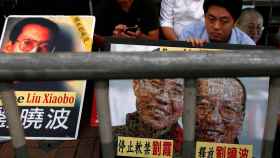Carteles con la cara del disidente y nobel chino de la Paz, Liu Xiaobo.
