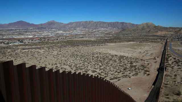 Vista de la sección del muro ya construido a la altura de Ciudad Juárez.